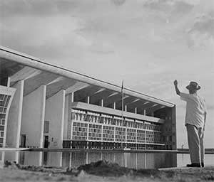 Le Corbusier at the High Court, 1955