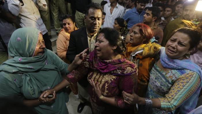 epaselect epa05232899 Relatives of the victims of a suicide bomb blast cry outside a hospital in Lahore, Pakistan, 27 March 2016. At least 52 people inlcuding women and children were killed while dozens injured in a suicide bomb attack that targeted a recreational park in Lahore.  EPA/RAHAT DAR