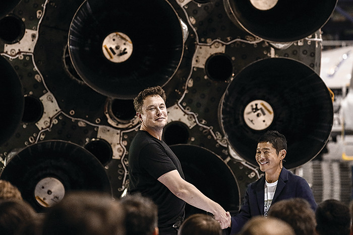 Elon Musk, chief executive officer for Space Exploration Technologies Corp. (SpaceX), left, shakes hands with Yusaku Maezawa, founder and president of Start Today Co., during an event at the SpaceX headquarters in Hawthorne, California, U.S., on Monday, Sept. 17, 2018. Musk just revealed the identity of the precious cargo hitching a ride around the moon with his rocket company: Japanese billionaire Maezawa. Photographer: Patrick T. Fallon/Bloomberg