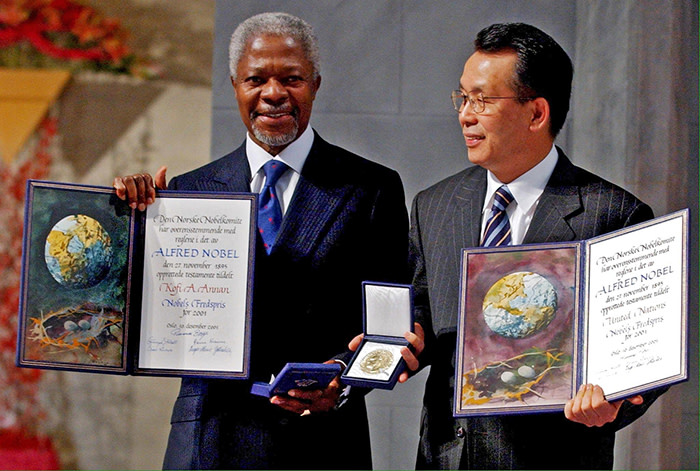 NORWAY OUT Mandatory Credit: Photo by HEIKO JUNGE/EPA-EFE/REX/Shutterstock (9793467a) (FILE) - UN Secretary-General Kofi Annan (L) and President of the UN General Assembly Han Seung-soo (R) present their Nobel Peace Prize Awards during teh ceremony at Oslo City Hall, Norway, 10 December 2001 (reissued 18 August 2018). According to reports, the former UN secretary general Kofi Annan died on 18 August 2018 at the age of 80. Former UN Secretary General Kofi Annan dead at 80, Oslo, Norway - 10 Dec 2001