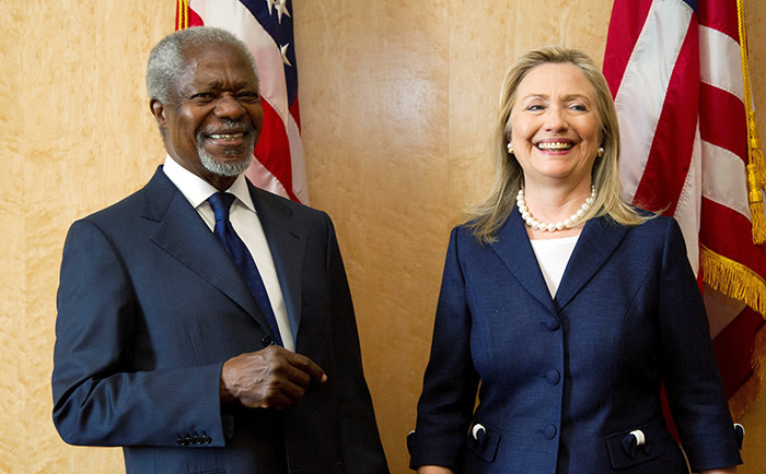 FILE PHOTO - U.S. Secretary of State Hillary Clinton and Kofi Annan, Joint Special Envoy of the United Nations and the Arab League for Syria, pose before the Action Group on Syria meeting at the United Nation's Headquarters in Geneva June 30, 2012. REUTERS/Haraz N. Ghanbari/Pool/File Photo