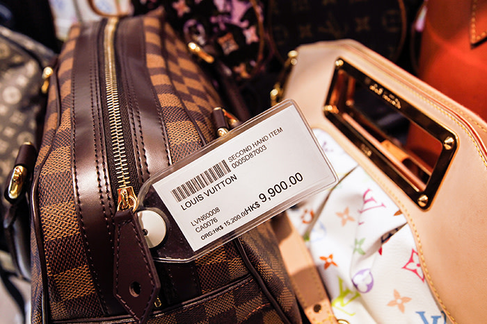 A second-hand Louis Vuitton handbag is displayed with a price-tag of HK$9,900 ($1,269) from its original price of HK$15,200 (US$1,949) at a Milan Station outlet in Hong Kong September 2, 2013. In designer-obsessed Hong Kong, keeping up appearances can be hard on the pocketbook. One company has an answer: cash-strapped shoppers can get money quickly by pawning their Gucci, Chanel, Hermès or Louis Vuitton luxury handbags. Picture taken September 2, 2013. REUTERS/Bobby Yip (CHINA - Tags: BUSINESS SOCIETY) - GM1E9991F6Q01