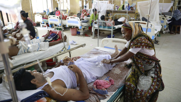 W5DM7R Dhaka, Bangladesh. 28th July 2019. Bangladeshi people suffer from dengue fever receive medical treatment inside the 'Shaheed Suhrawardy' Medical Colleague Hospital in Dhaka, Bangladesh, July 28, 2019. Dengue took a severe turn this year with a total of 10,528 people getting infected with the mosquito-borne disease so far. This is the record number of patients being infected with the disease in the last 18 years in Bangladesh, according to the data of Directorate General of Health Service. Credit: ZUMA Press, Inc./Alamy Live News
