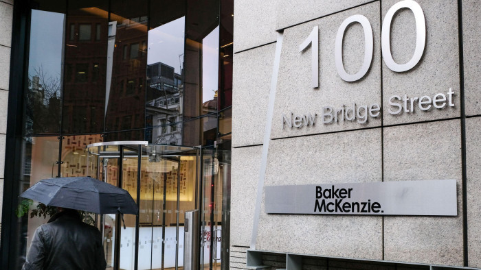2B1YW5W New Bridge Street, London, UK. 28th Feb, 2020. The law firm Baker McKenzie has sent its staff home after a member of staff returned from northern Italy and is now unwell. Credit: Matthew Chattle/Alamy Live News