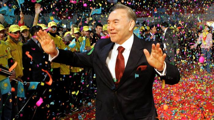 FILE PHOTO: Kazakh President Nursultan Nazarbayev waves to supporters after his victory in the presidential election was officially announced in Astana, Kazakhstan December 5, 2005. REUTERS/Stringer/File Photo