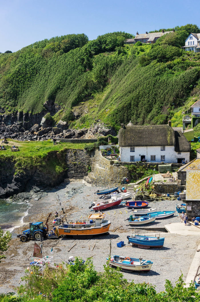 JR51GW Cadgwith Cove village and beach with fishing boats, Lizard Peninsula, Cornwall, UK in summer