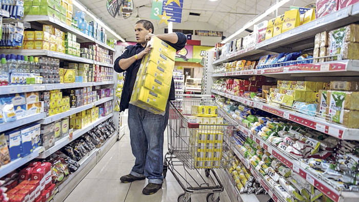 An employee of a supermarket places on the shelves food packages with their labels that comply with the new regulations, in Santiago, on June 20, 2016. A new law coming into force next week makes mandatory for food to have printed clearly in their labels whether they have high content of saturated fat, sugar, sodium as their respective caloric values. / AFP / MARTIN BERNETTI (Photo credit should read MARTIN BERNETTI/AFP/Getty Images)