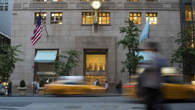 Vehicles pass the Tiffany & Co. flagship store on 5th Avenue in New York, U.S., on Friday, May 22, 2015. Tiffany is scheduled to report first-quarter earnings figures on May 27. Photographer: Craig Warga/Bloomberg
