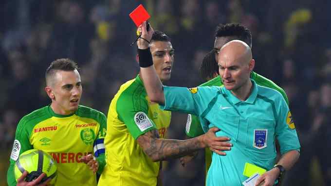 TOPSHOT - Nantes' Brazilian defender Diego Carlos (C) receives a red card from French referee Tony Chapron during the French L1 football match between Nantes and Paris Saint-Germain (Paris-SG) at the La Beaujoire stadium in Nantes, western France, on January 14, 2018. / AFP PHOTO / LOIC VENANCE (Photo credit should read LOIC VENANCE/AFP via Getty Images)