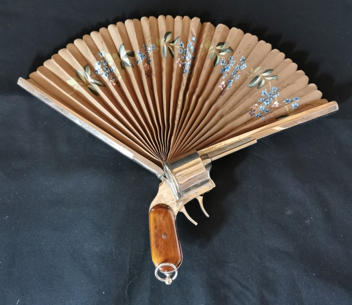 C1880 fan for a Bal Masqué from Gert-Jan van Veghel’s collection – the fan pops out when the revolver’s trigger is pulled