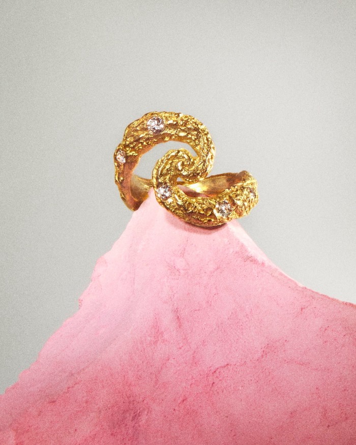 The gold and diamond Cosmos ring at Griegst