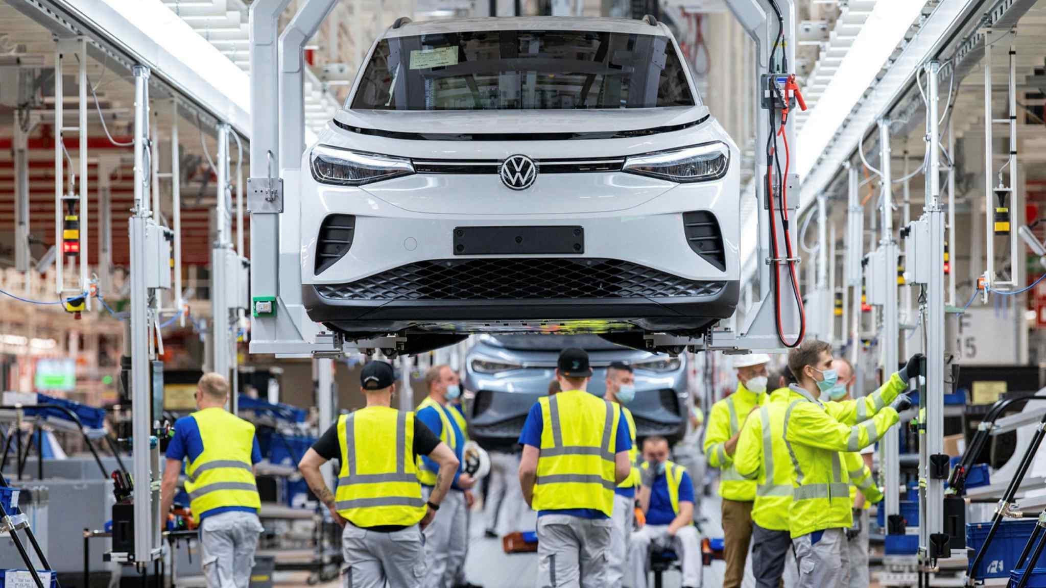 VW chief claims carmaker can overtake ‘weakening’ Tesla by 2025