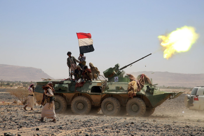 Yemeni tribesman fire heavy artillery