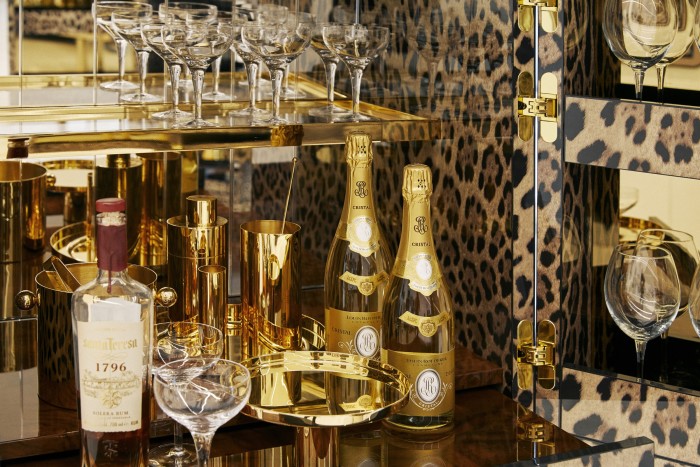 Leopardo Efesto cabinet and golden cocktail kit