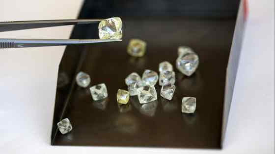De Beers’ diamond output drops after slow recovery triggers production cut