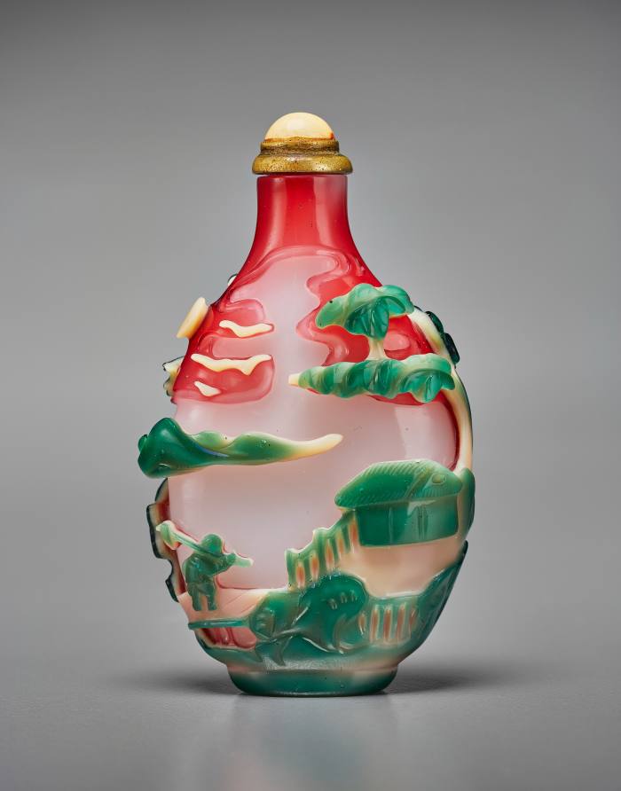 A 19th-century multicoloured glass snuff bottle from Yangzhou (estimate €22,000-€31,000) 