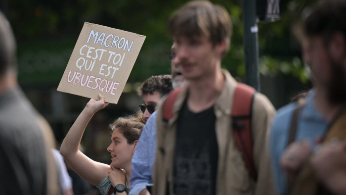 «Macron c’est toi qui est ubuesque», dit une pancarte