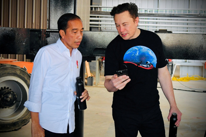 Indonesian President Joko Widodo talks to Elon Musk, chief executive of Tesla, on a visit to Texas