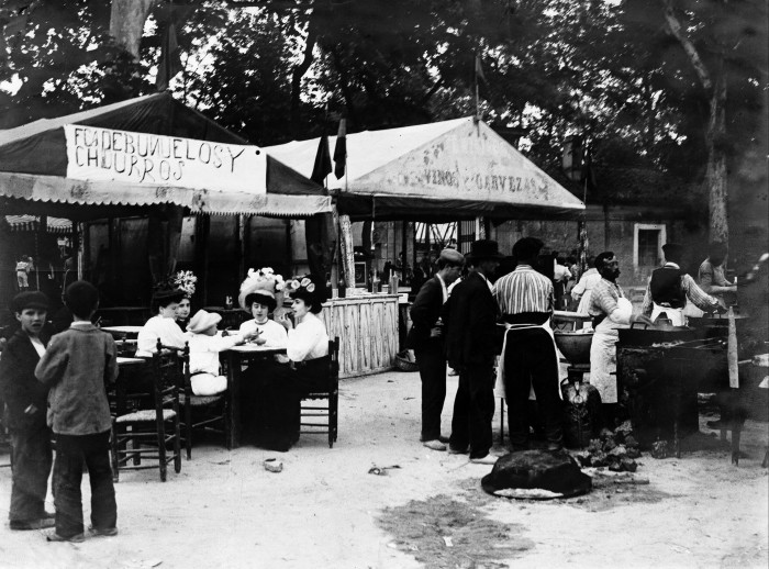 A black and white photo of churro stalls in Madrid in the early 20th century