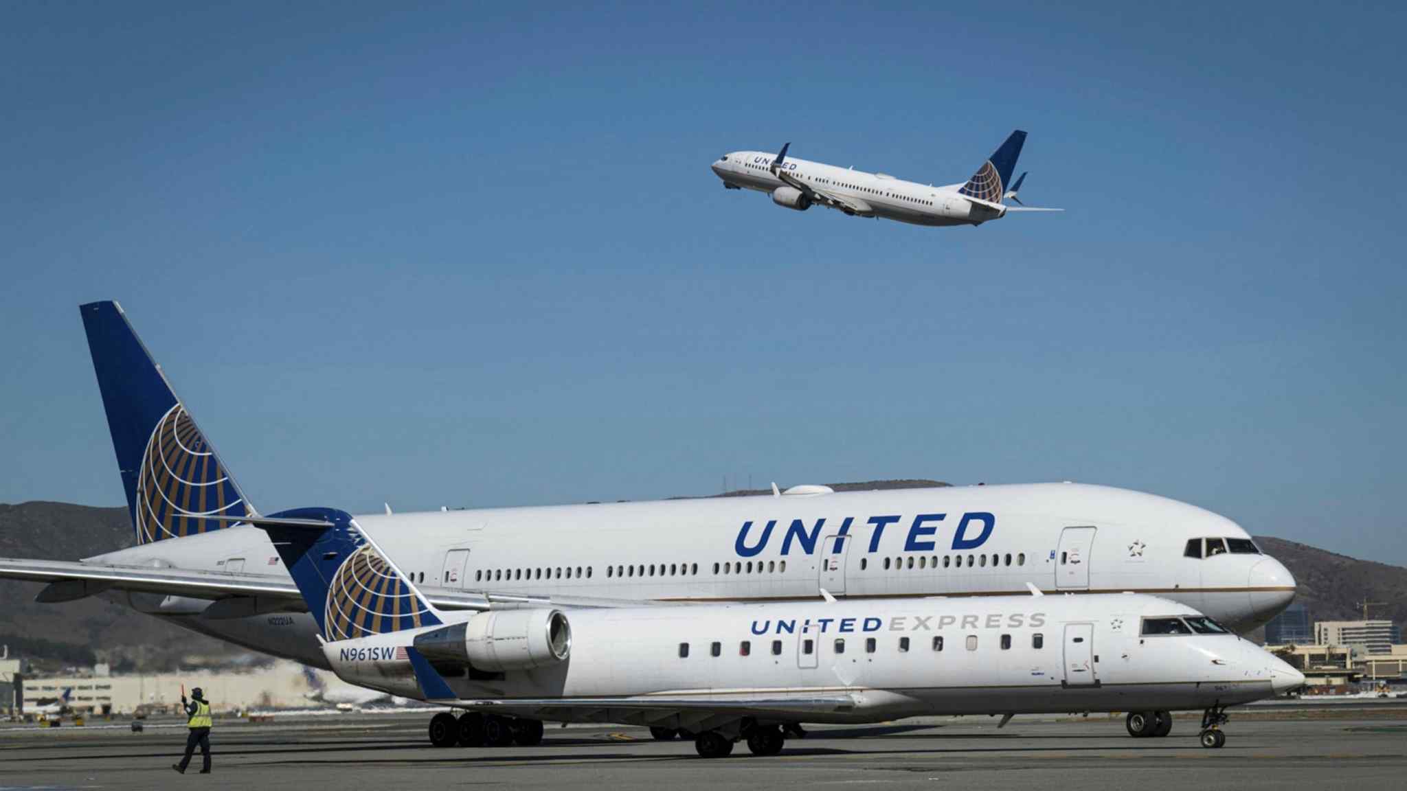 Live news: United Airlines cuts 2022 capacity outlook
