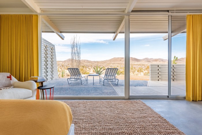 A bedroom at The Bungalows at Homestead Modern, with a view of the Californian desert