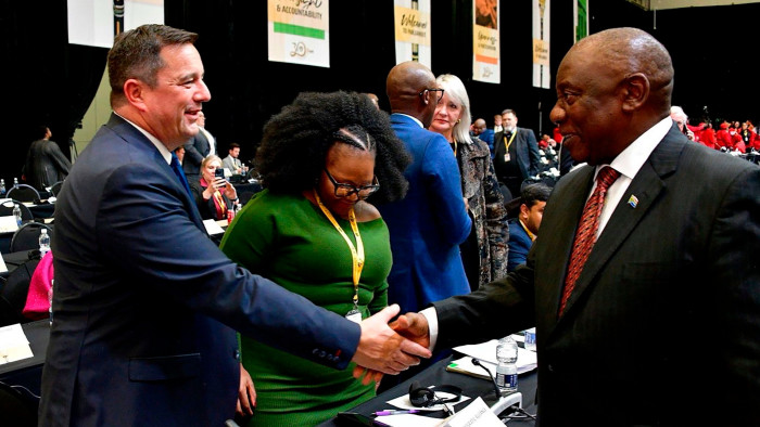 South African Président Cyril Ramaphosa, right, with Democratic Alliance leader John Steenhuisen