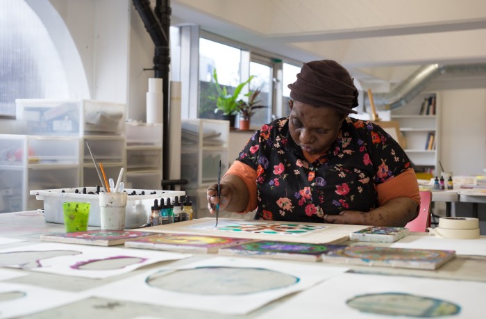 Mawuena Kattah working in the Intoart studio