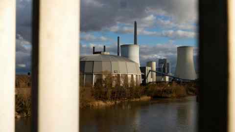 A coal and gas plant on the banks of the Main river in Germany