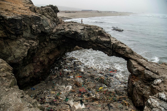 A Peruvian beach affected by an oil spill in January 2022, with disastrous consequences for local fishermen