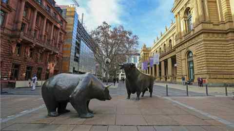 The bear and bull statues outside the Frankfurt stock exchange