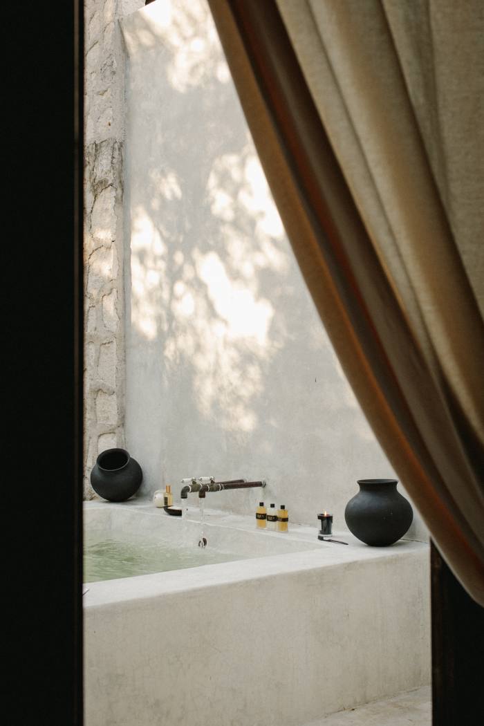 An outdoor bathtub complete with Coqui Coqui scents