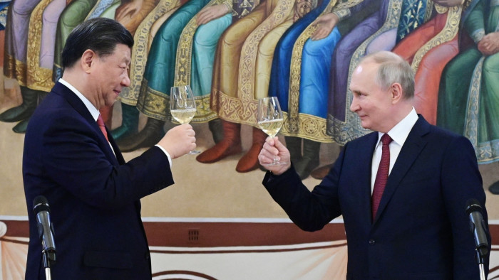 Xi Jinping and Vladimir Putin making a toast