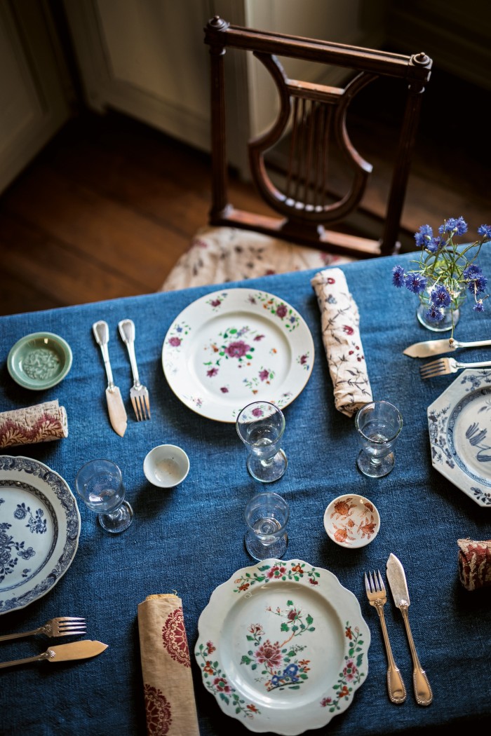 French East India Company porcelain is arranged on an indigo-dyed hemp tablecloth in the living room