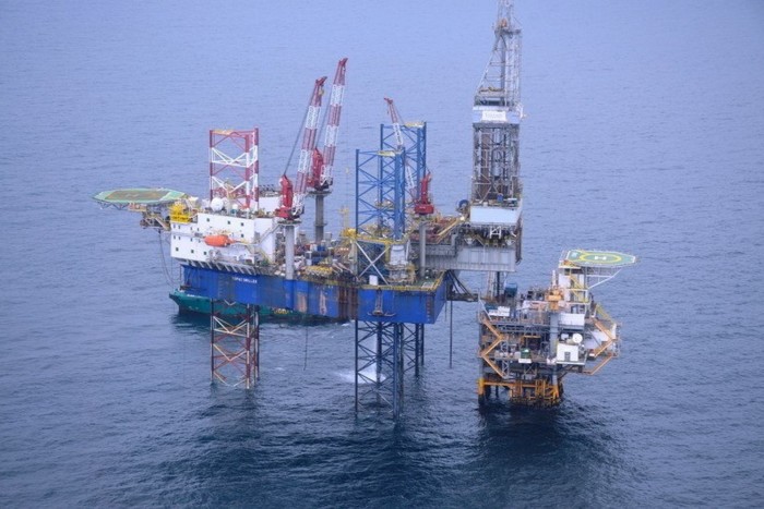 an oil rig in the middle of an ocean