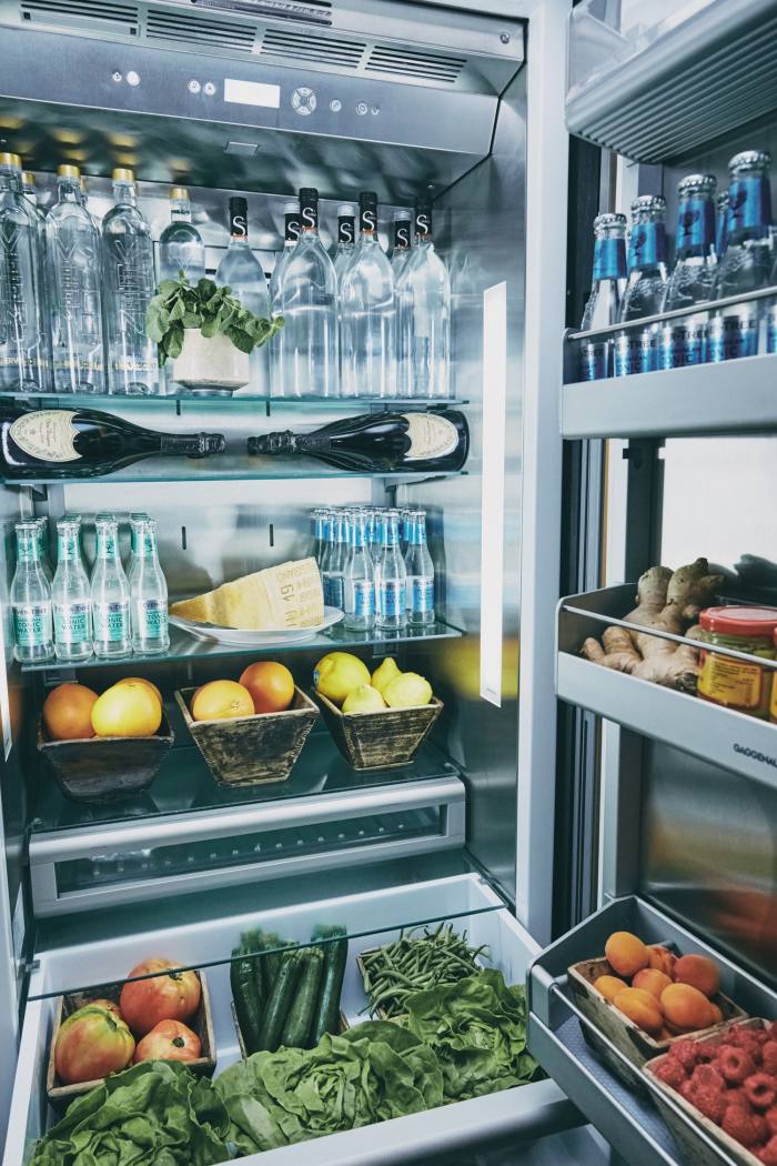 Glass bottles of water in de Cotiis’s fridge: “Water in plastic is a no-no”