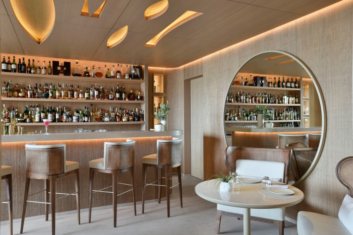 The bar at Le Cheval Blanc