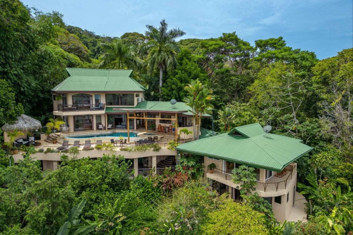 A hillside home of 777 sq m, nestled in the jungle