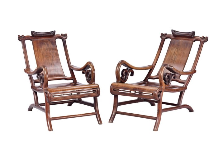 Two chairs in dark wood with a thin frame and reclining backs
