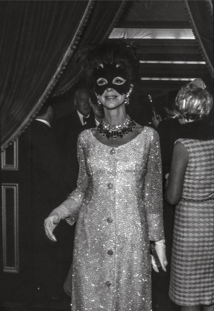Gloria Guinness wearing Cartier’s ruby Nawanagar necklace at Truman Capote’s Black and White Ball in 1966  