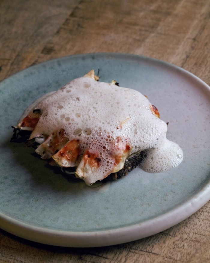 Grilled celeriac smørrebrød topped with a white froth at Selma restaurant