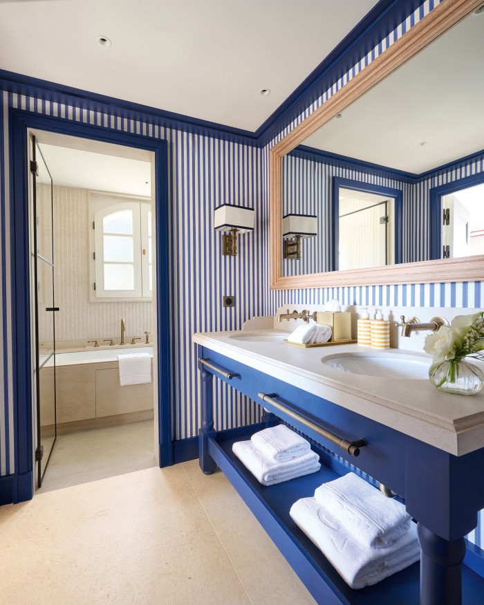 A junior suite at Arez Saint-Tropez