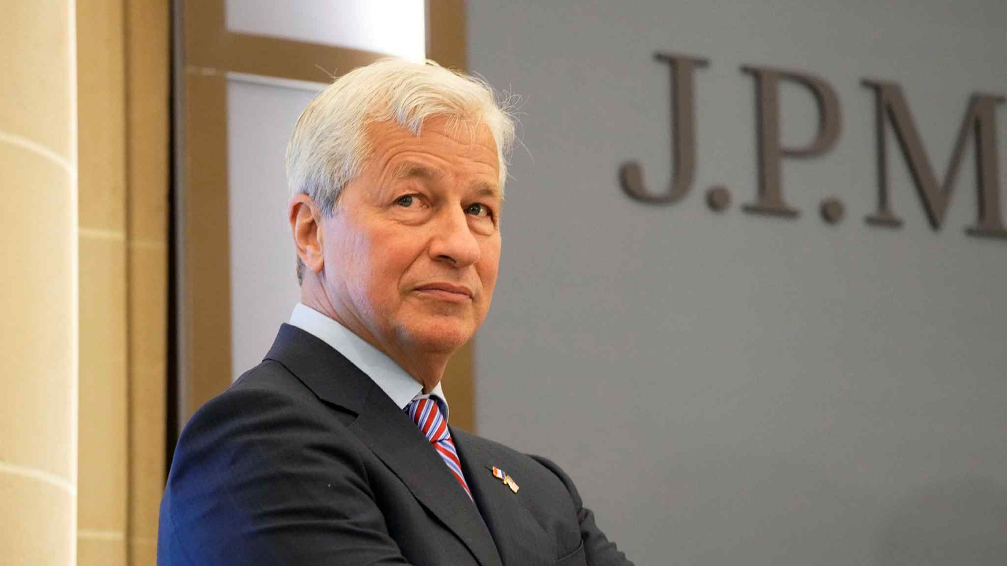 JPMorgan pays chief Dimon $34.5m after record profits in 2021