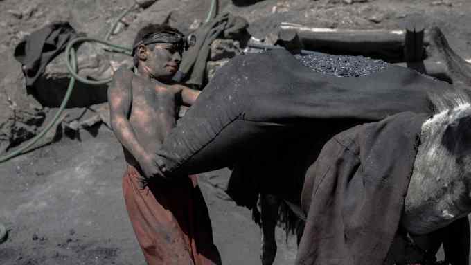 A child working at Chinarak mines