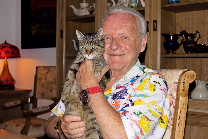 Anthony Hopkins with his cat Niblo