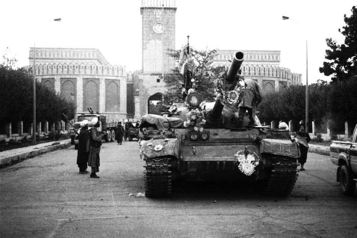 Tanks manned by Taliban fighters in front of the presidential palace in Kabul in 1996