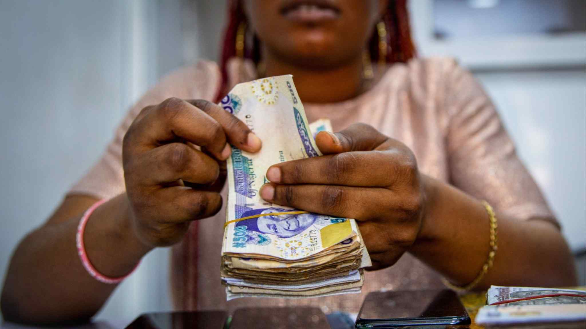 Nigeria delays switching from old banknotes to new