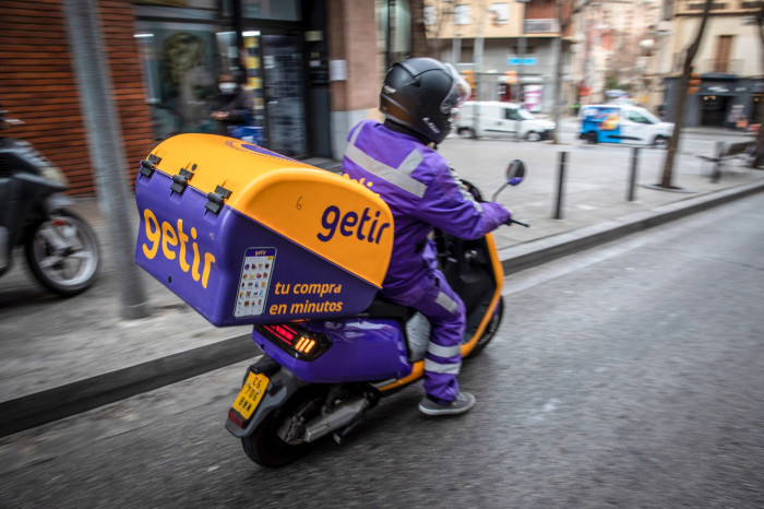 A Getir delivery driver on a moped