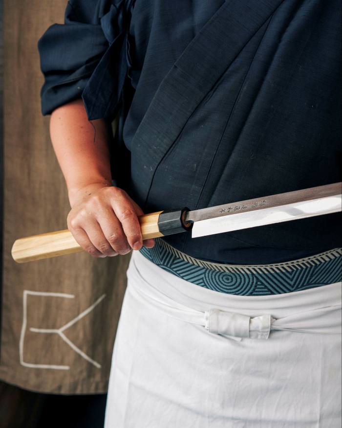 Endo Kazutoshi with a maguro, a sword-like tuna-filleting knife