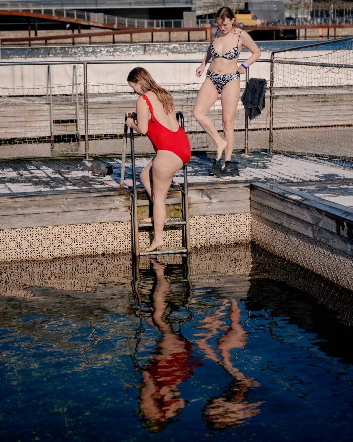 Two female bathers getting into a pool at Islands Brygge baths