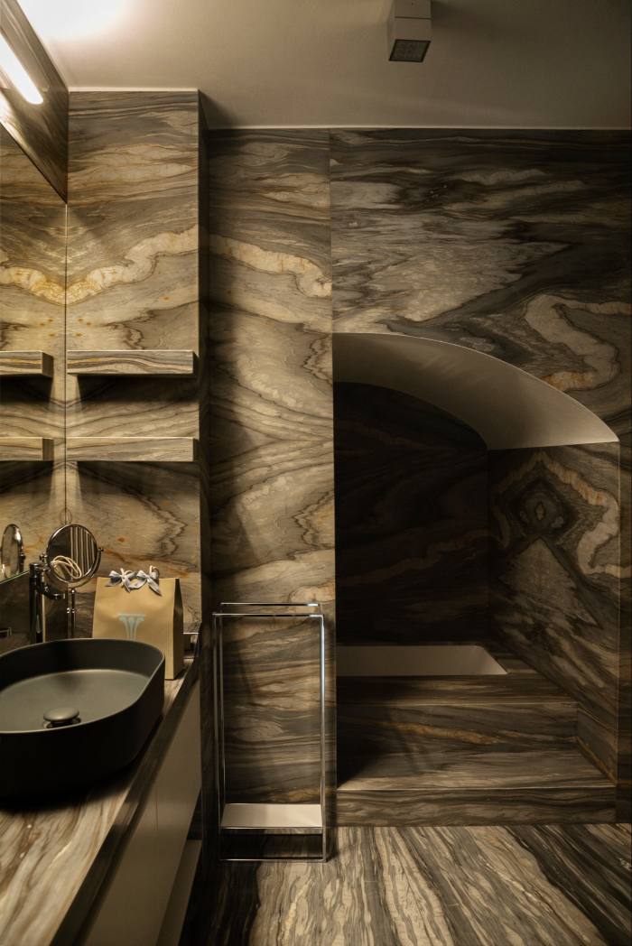 A Calacatta marble bath sits in a niche from the 15th-century structure